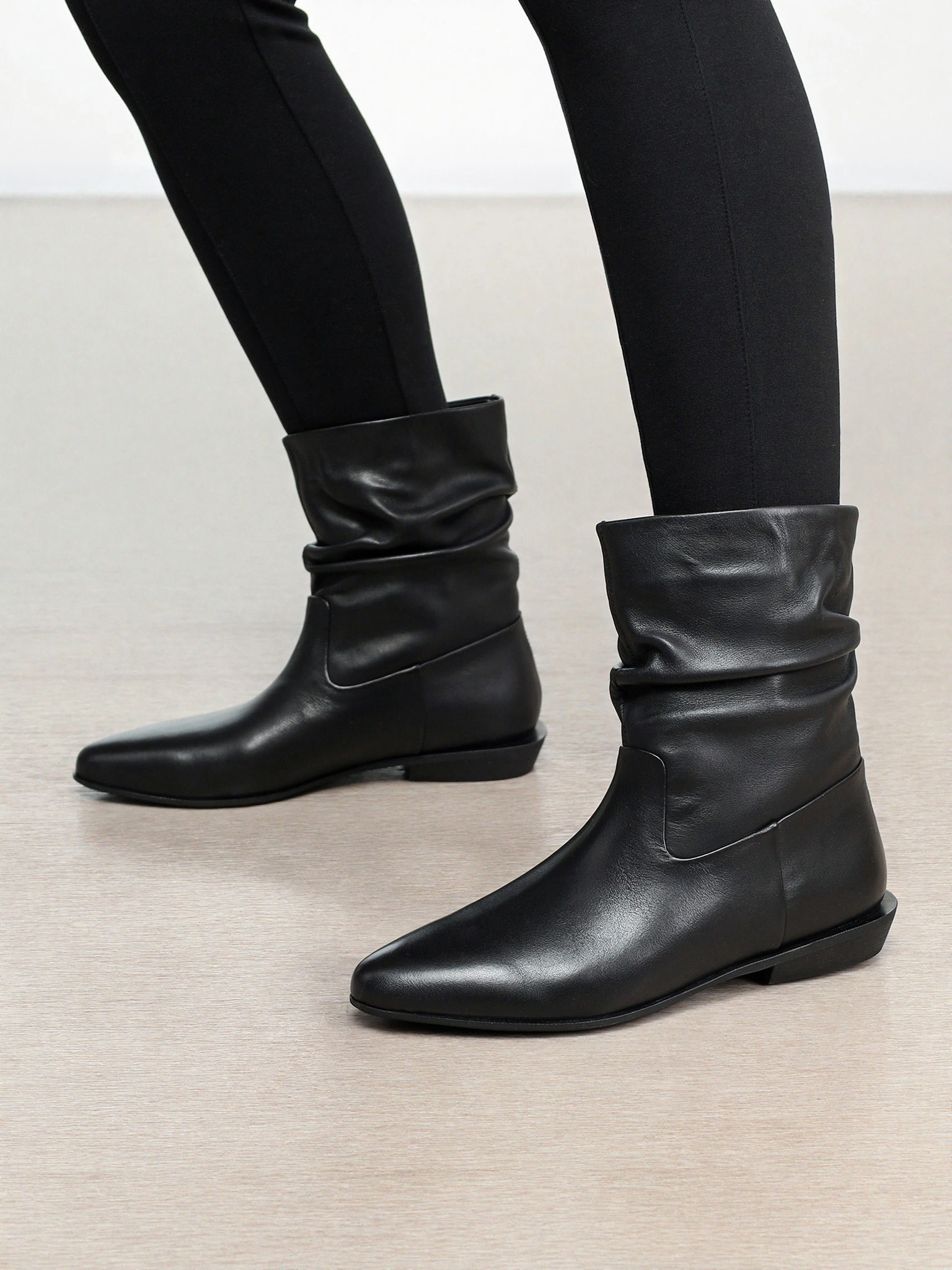 Ботинки черного цвета на низком каблуке